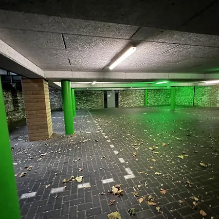 Prime Location With Wifi, Hotelbeds, Parking 3* Oss