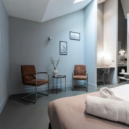 Prime Location With Wifi, Hotelbeds, Parking Guest house