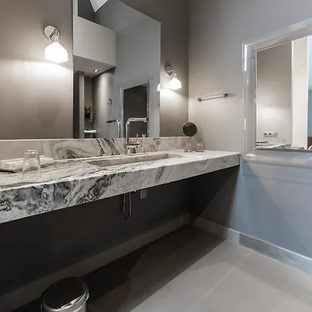 Prime Location With Wifi, Hotelbeds, Parking 3*