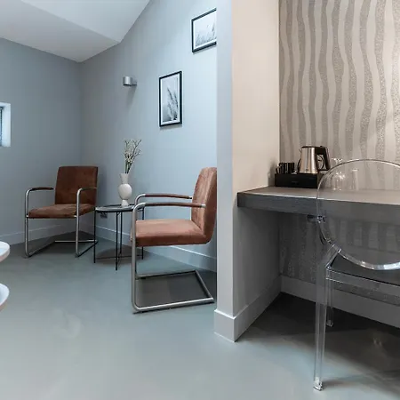 Prime Location With Wifi, Hotelbeds, Parking Guest house