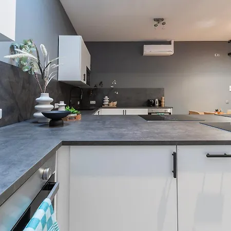 Prime Location With Wifi, Hotelbeds, Parking