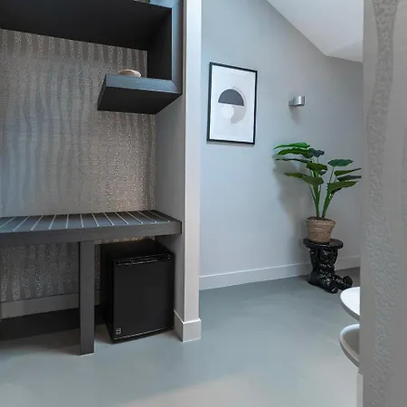 Prime Location With Wifi, Hotelbeds, Parking Гостевой дом Осс